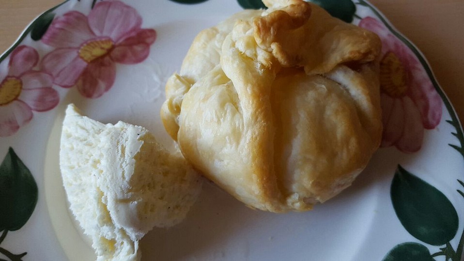 Gefüllter Apfel im Blätterteigmantel mit Tonkabohnensauce von chefkoch