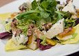Herbstlicher-Salat-mit-gebratenem-Kuerbis-karamellisierter-Birne-Blauschimmelkaese-und-Walnuessen