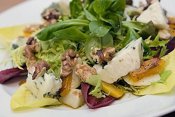 Herbstlicher Salat mit gebratenem Kürbis, karamellisierter Birne, Blauschimmelkäse und Walnüssen