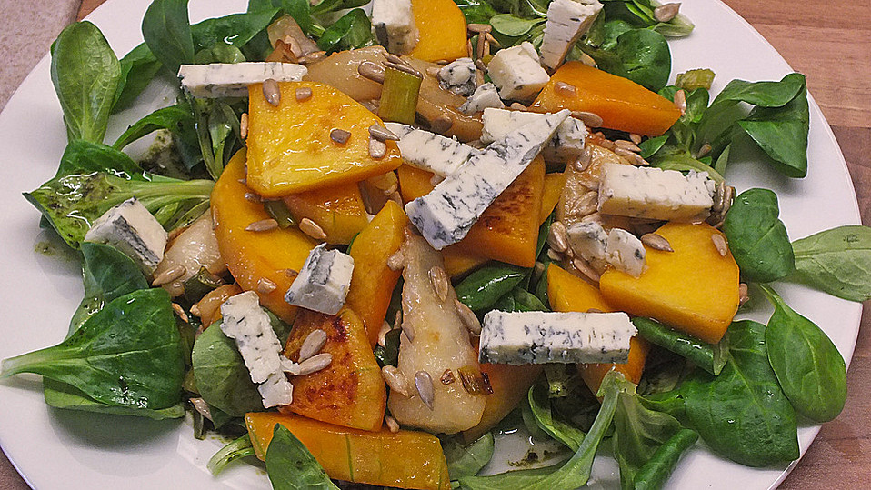 Herbstlicher Salat mit gebratenem Kürbis, karamellisierter Birne ...