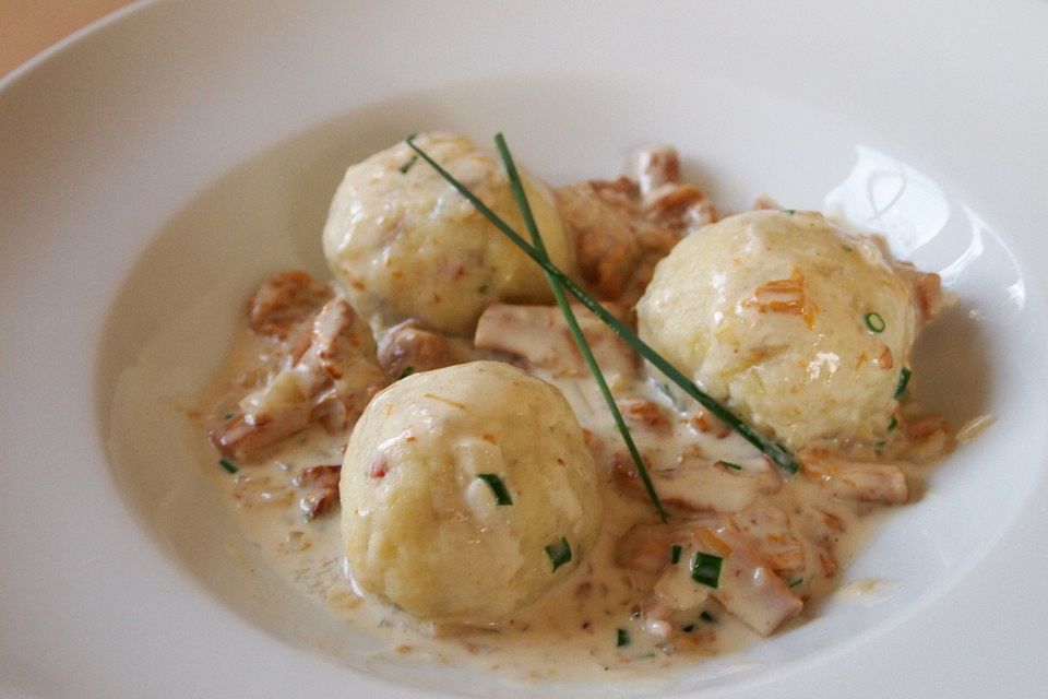 Kleine Kartoffel-Speckknödel mit Pfifferlingen in Rahm