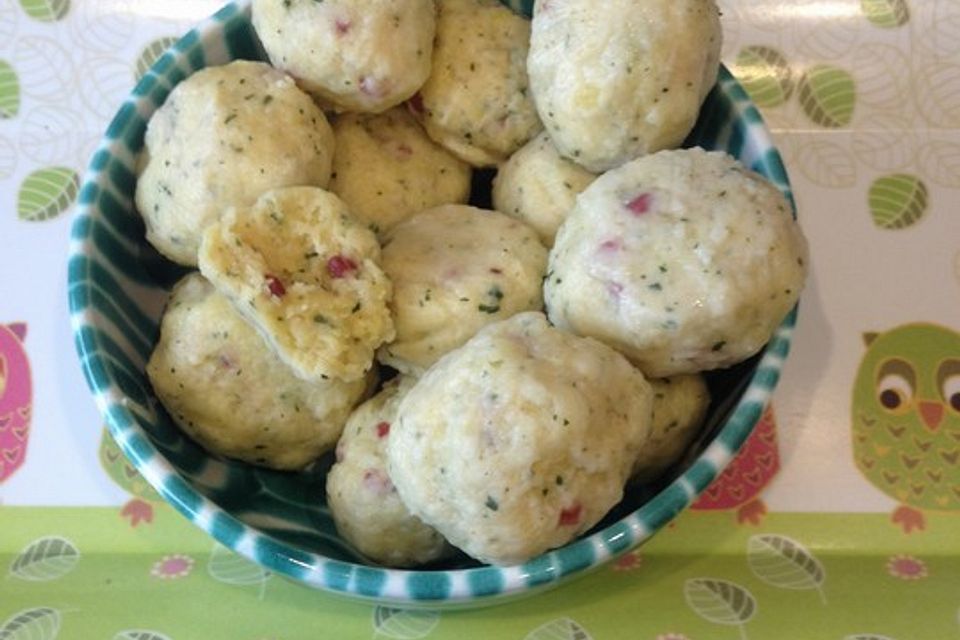 Kleine Kartoffel-Speckknödel mit Pfifferlingen in Rahm