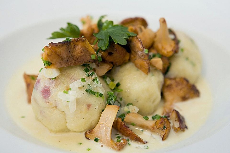 Kleine Kartoffel-Speckknödel mit Pfifferlingen in Rahm