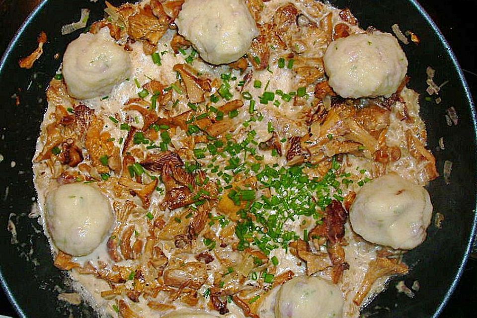 Kleine Kartoffel-Speckknödel mit Pfifferlingen in Rahm