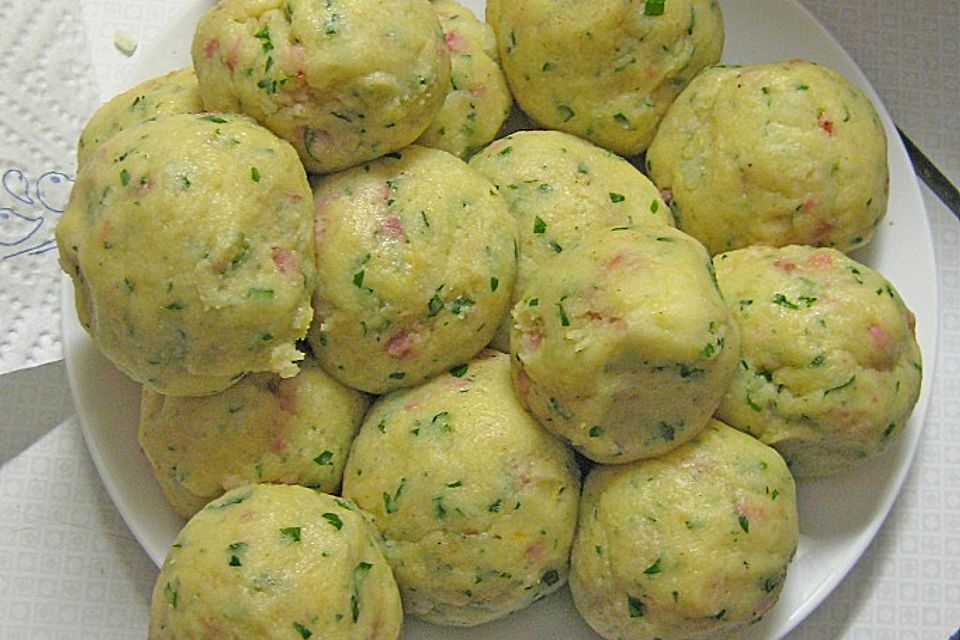 Kleine Kartoffel-Speckknödel mit Pfifferlingen in Rahm