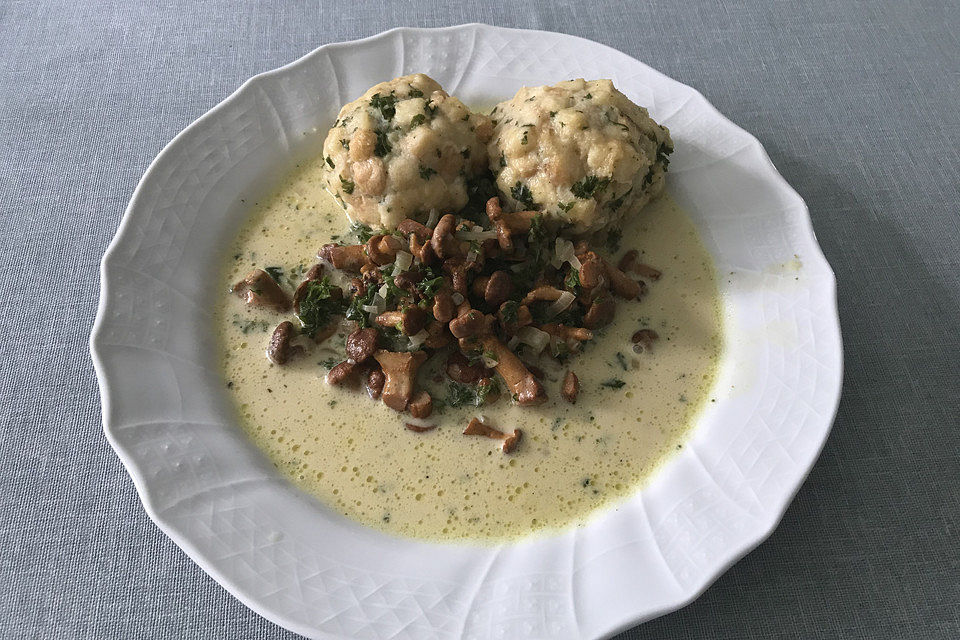 Kleine Kartoffel-Speckknödel mit Pfifferlingen in Rahm