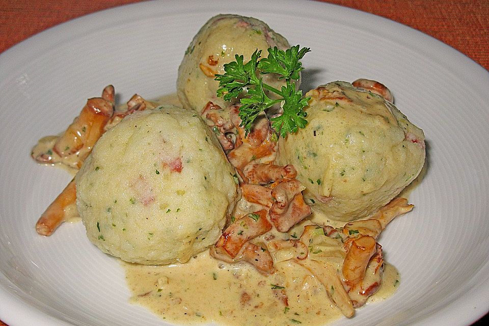 Kleine Kartoffel-Speckknödel mit Pfifferlingen in Rahm