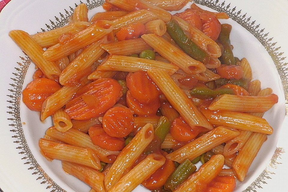 Nudeln mit Gemüse - Tomaten - Sauce