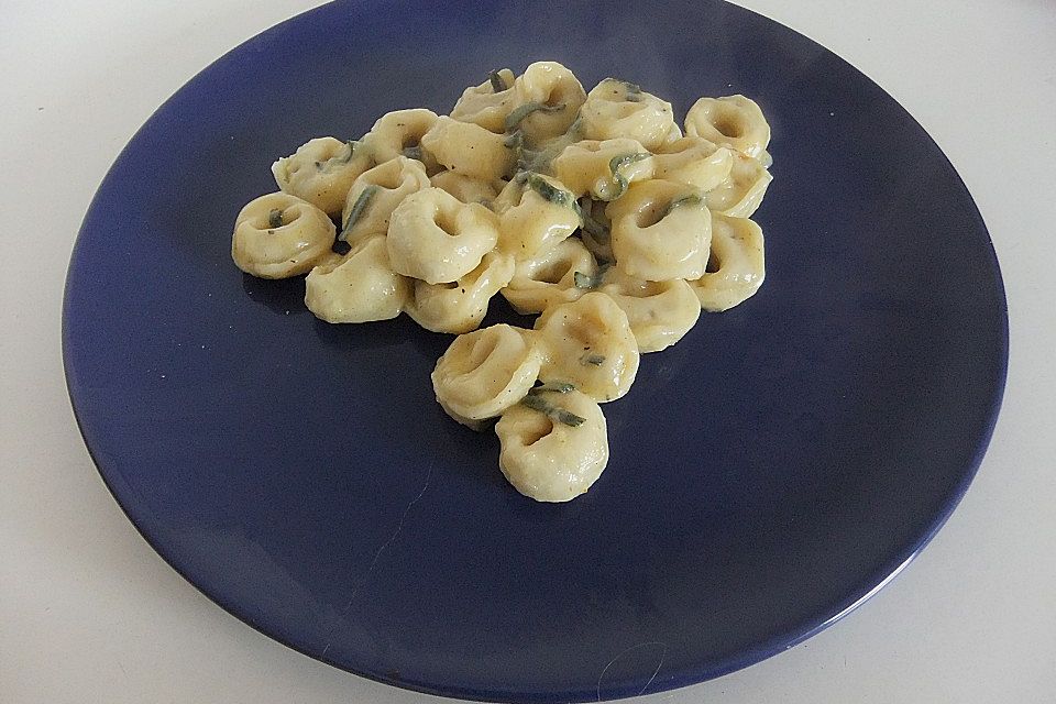 Käsetortellini an Orangen-Salbei-Butter