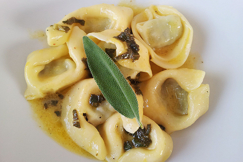 Käsetortellini an Orangen-Salbei-Butter