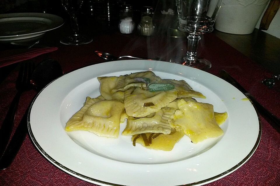 Käsetortellini an Orangen-Salbei-Butter