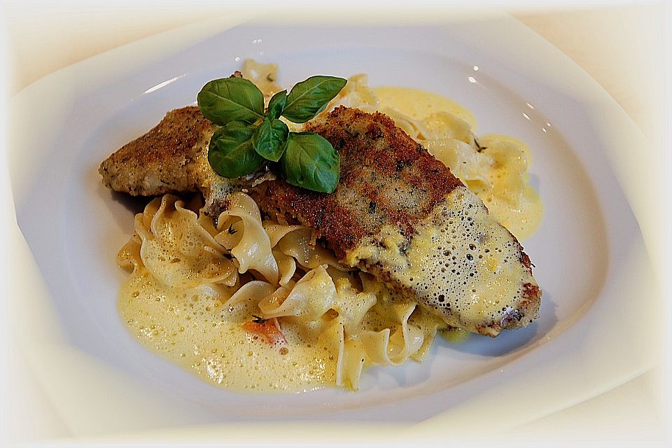 Paniertes Fischfilet mit Paprikaschaum und Knoblauchnudeln