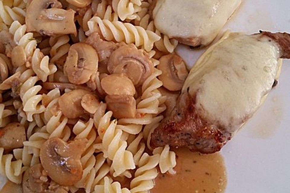 Kalbsmedaillons mit Champignons und Penne