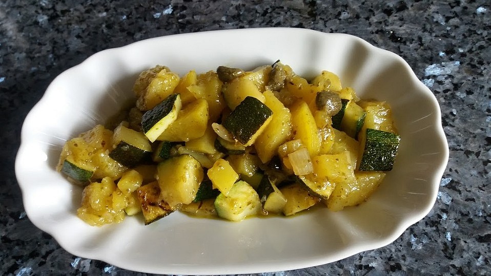 Illes warmer Zucchini-Kartoffelsalat - sommerlich leicht und einfach ...