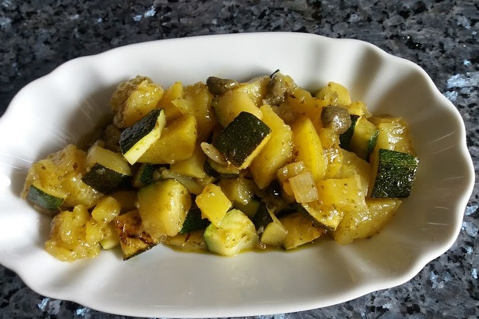 Illes warmer Zucchini-Kartoffelsalat - sommerlich leicht und einfach