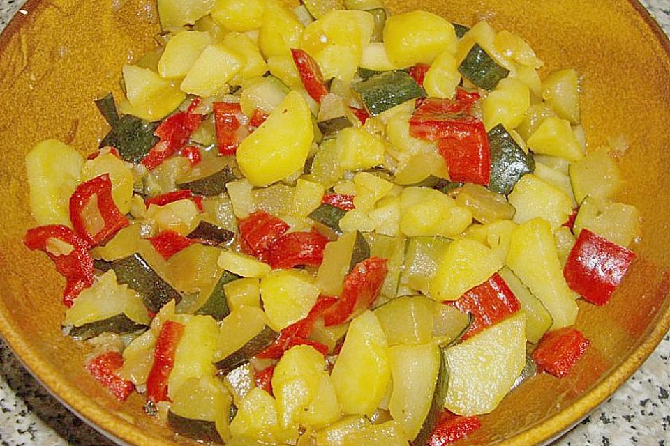 Illes warmer Zucchini-Kartoffelsalat - sommerlich leicht und einfach