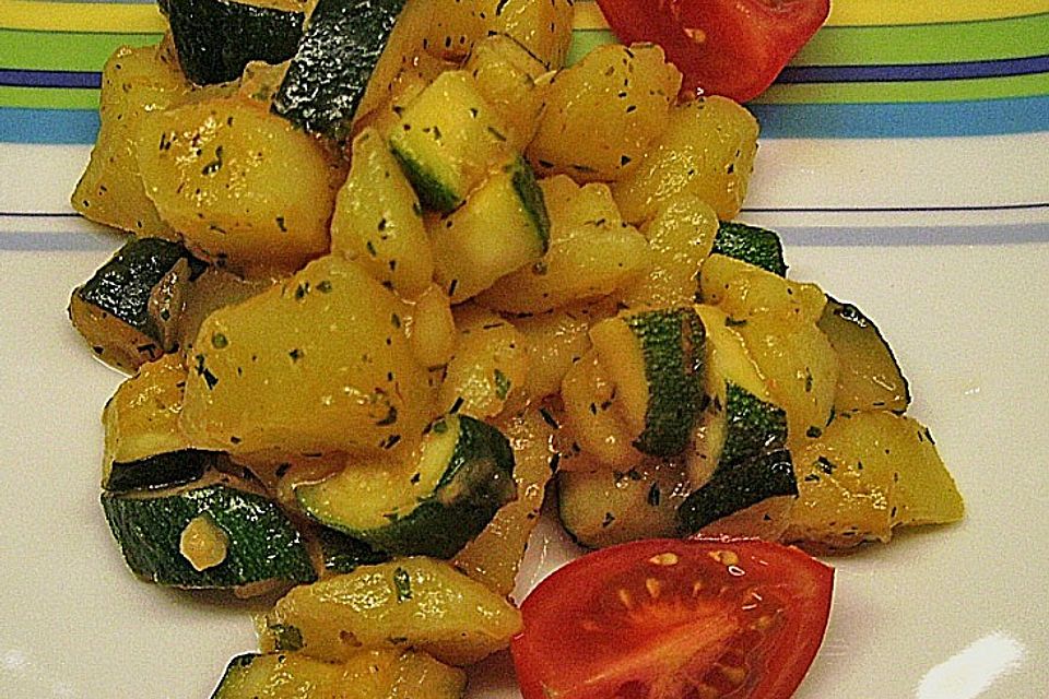 Illes warmer Zucchini-Kartoffelsalat - sommerlich leicht und einfach