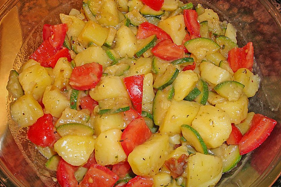 Illes warmer Zucchini-Kartoffelsalat - sommerlich leicht und einfach