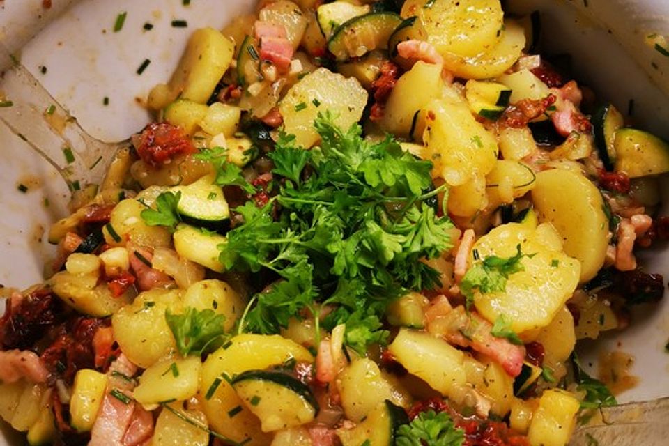 Illes warmer Zucchini-Kartoffelsalat - sommerlich leicht und einfach