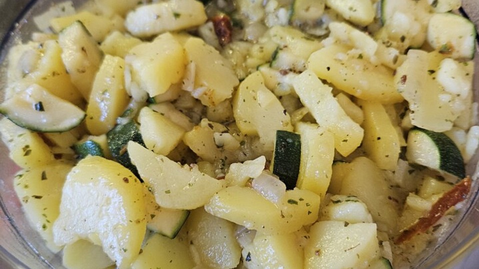 Illes warmer Zucchini-Kartoffelsalat - sommerlich leicht und einfach ...