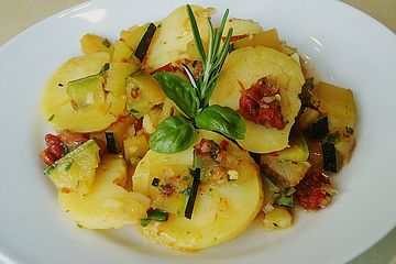 Illes warmer Zucchini-Kartoffelsalat - sommerlich leicht und einfach