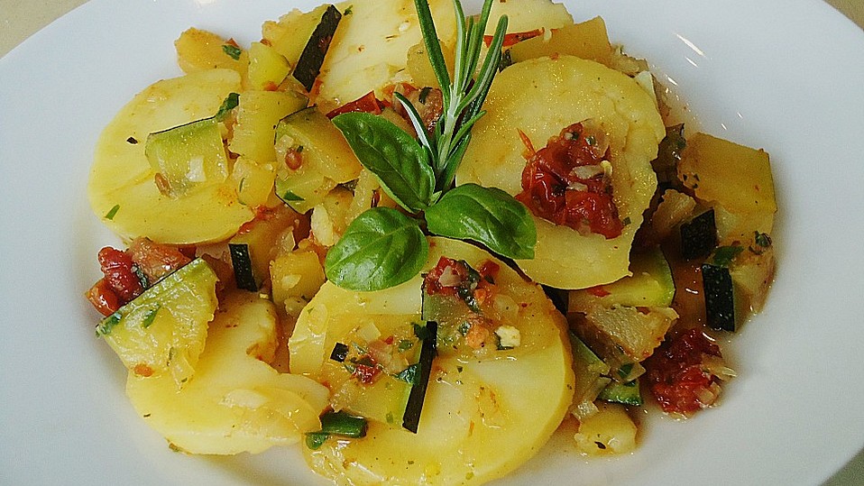 Illes warmer Zucchini-Kartoffelsalat - sommerlich leicht und einfach ...