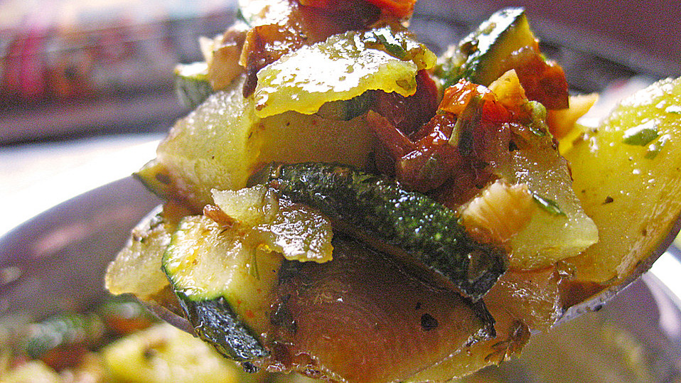 Illes warmer Zucchini-Kartoffelsalat - sommerlich leicht und einfach ...