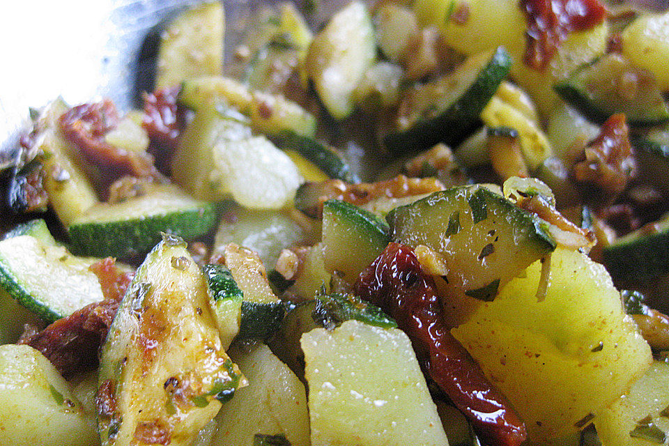 Illes warmer Zucchini-Kartoffelsalat - sommerlich leicht und einfach