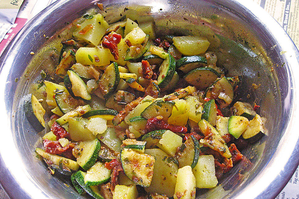 Illes warmer Zucchini-Kartoffelsalat - sommerlich leicht und einfach