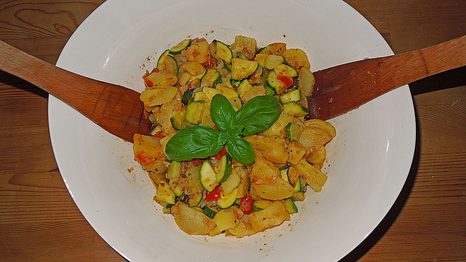 Illes warmer Zucchini-Kartoffelsalat - sommerlich leicht und einfach ...