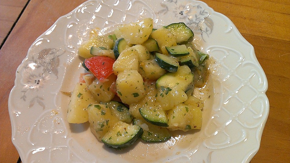 Illes warmer Zucchini-Kartoffelsalat - sommerlich leicht und einfach ...