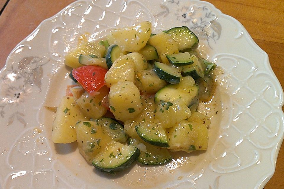 Illes warmer Zucchini-Kartoffelsalat - sommerlich leicht und einfach