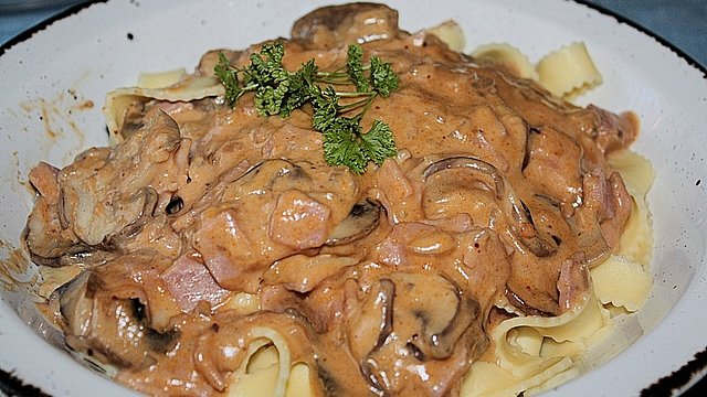 Bandnudeln mit Schinken - Sahne - Sauce von experimentiererin