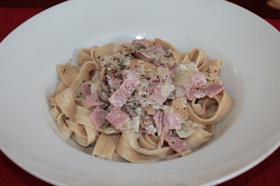 Bandnudeln mit Schinken - Sahne - Sauce