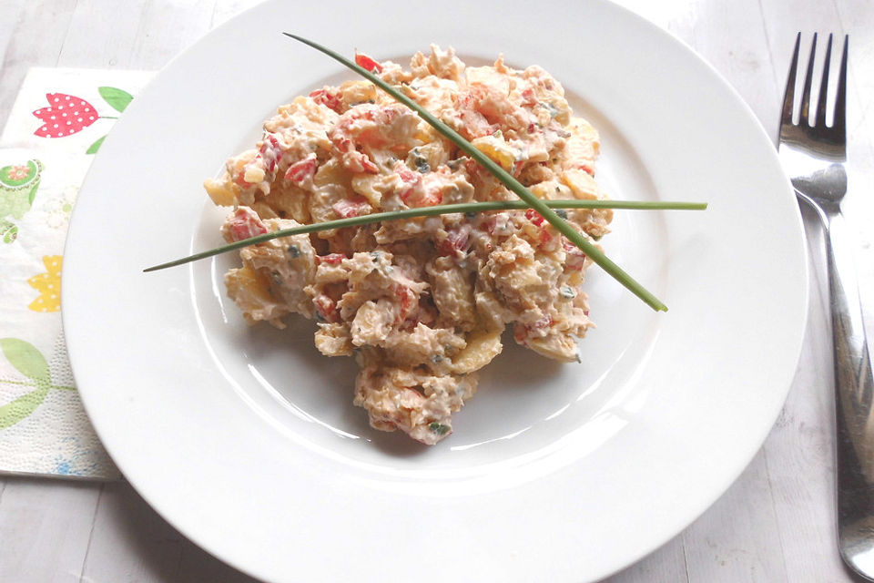 Fruchtiger Kartoffelsalat mit Flusskrebsfleisch und Röstzwiebeln