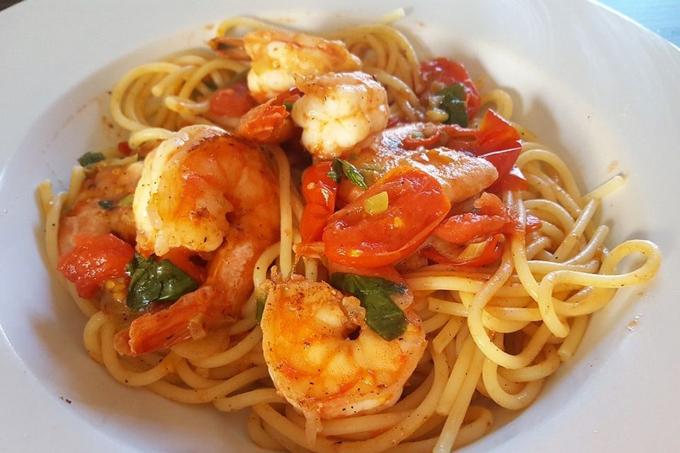 Spaghetti mit Kirschtomaten und Garnelen