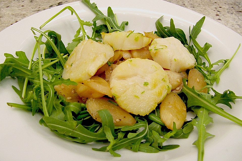 Jakobsmuscheln in Vanilleöl auf asiatischem Spargelsalat