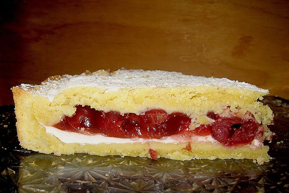 Gedeckter Kirschkuchen