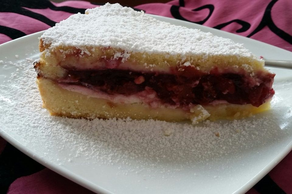 Gedeckter Kirschkuchen