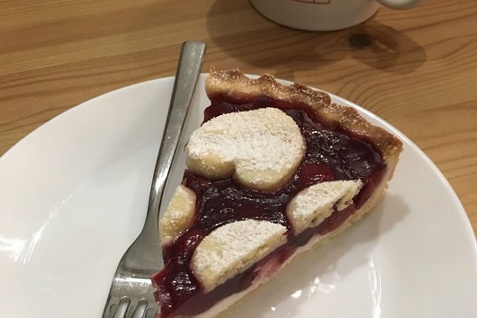 Gedeckter Kirschkuchen