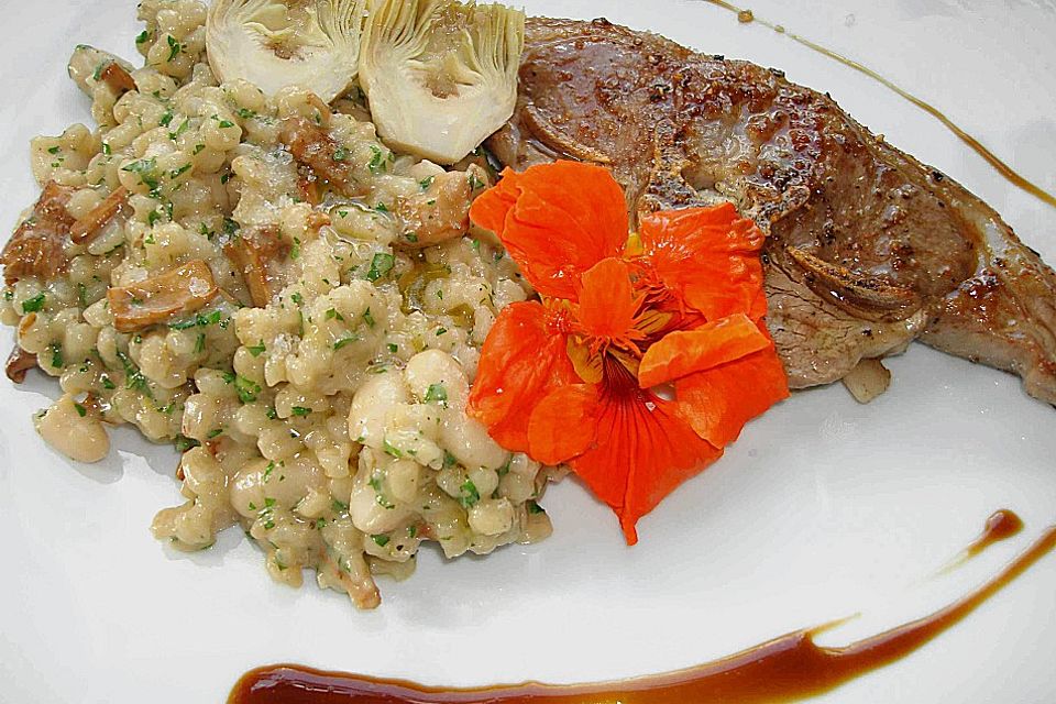 Lammkoteletts mit Graupen-Risotto und Pfifferlingen