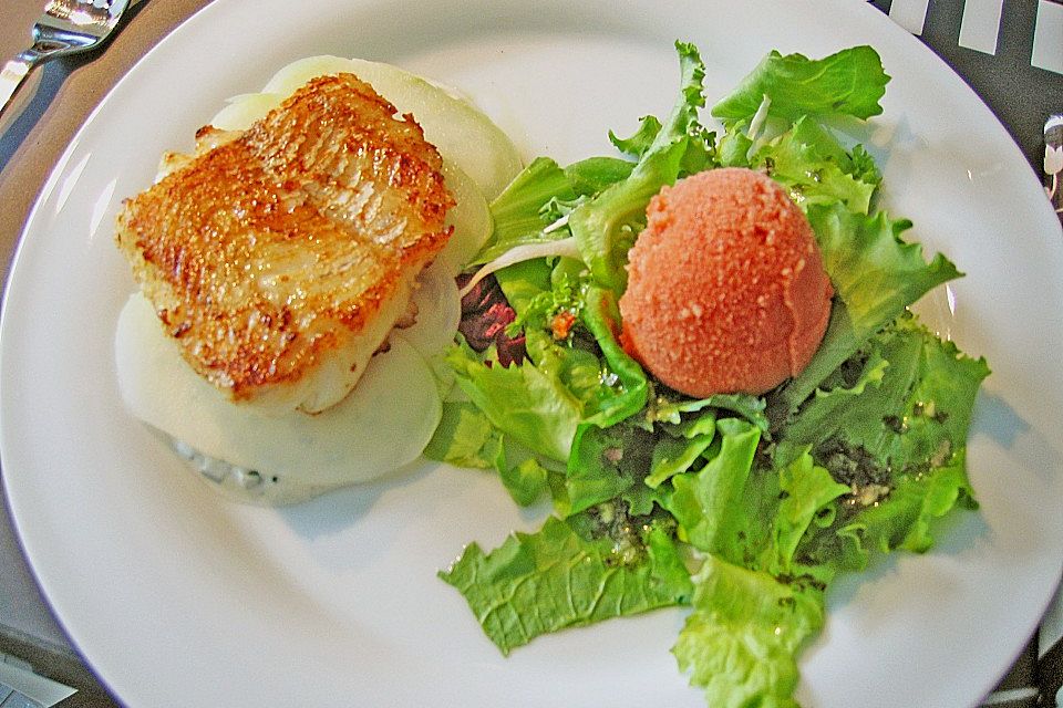 Zander auf Kohlrabi mit Sauerrahm - Schnittlauch - Creme und Paprikasorbet