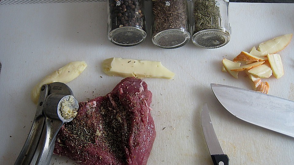 Lammhüfte mit Camembertfüllung und Spinatkugeln im Schmortomatensud von ...