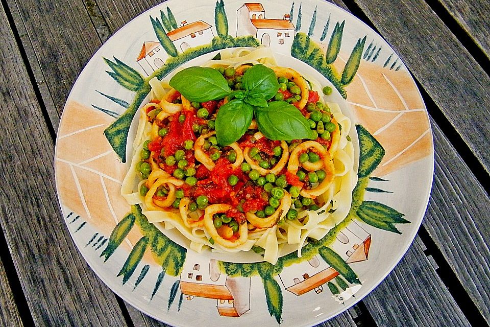 Fettuccine mit Tintenfisch und Erbsen