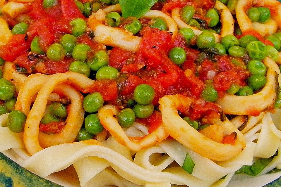 Fettuccine mit Tintenfisch und Erbsen