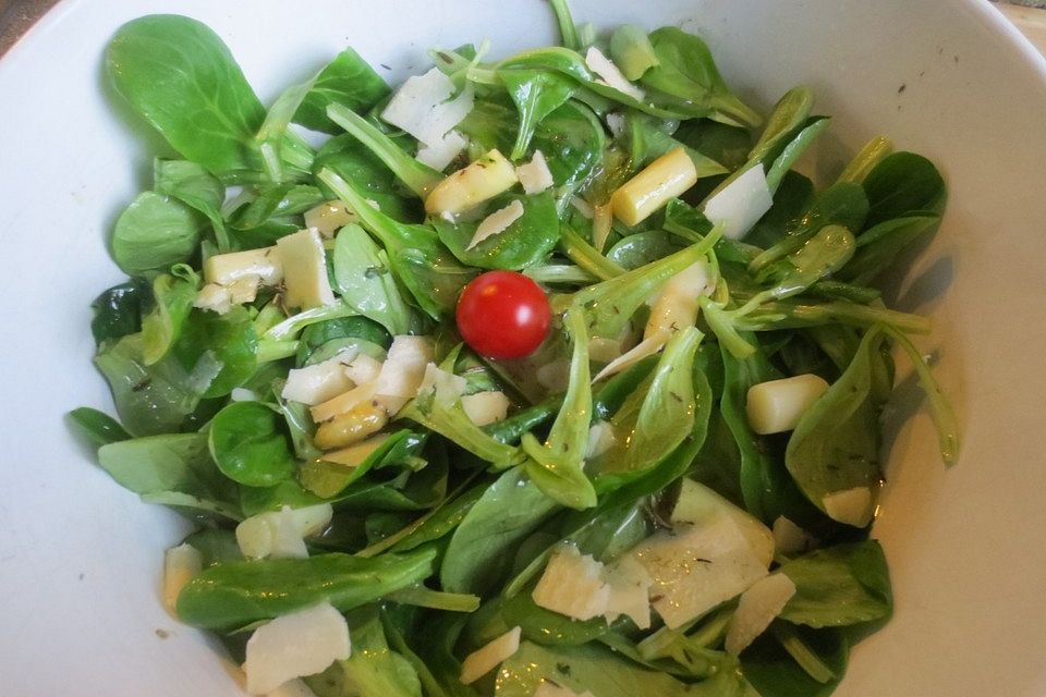 Feldsalat mit Tomaten und gebratenem Spargel