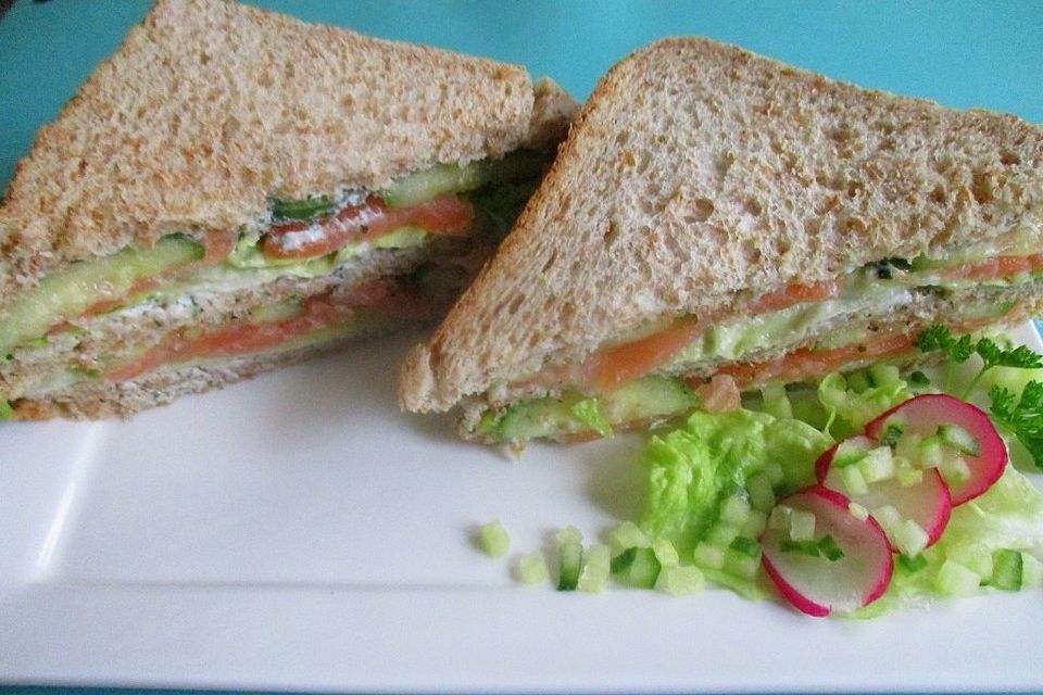 Sandwich mit Lachs und Kräuterquark