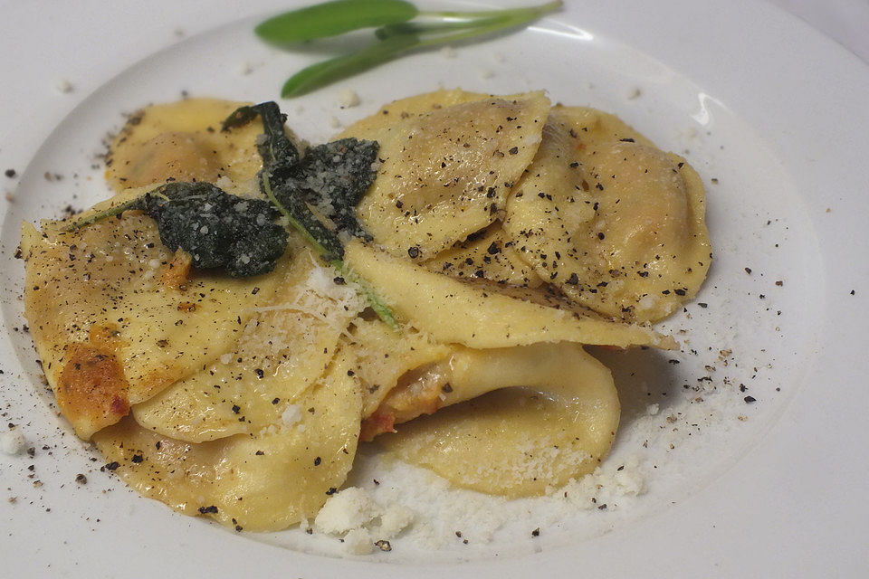 Tortellini mit Salbeibutter Tortellini mit Salbeibutter
