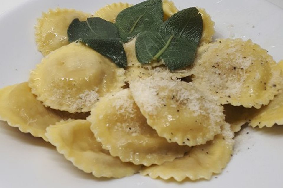 Tortellini mit Salbeibutter