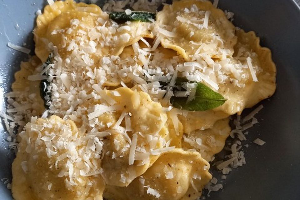 Tortellini mit Salbeibutter Tortellini mit Salbeibutter
